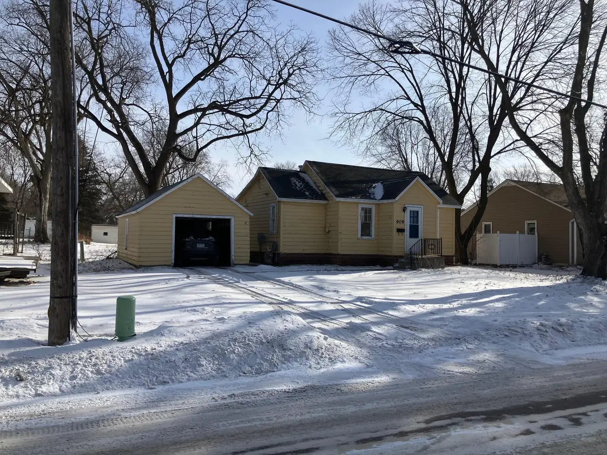 909 SE 5th Street Se, Waseca, MN 56093 - #1