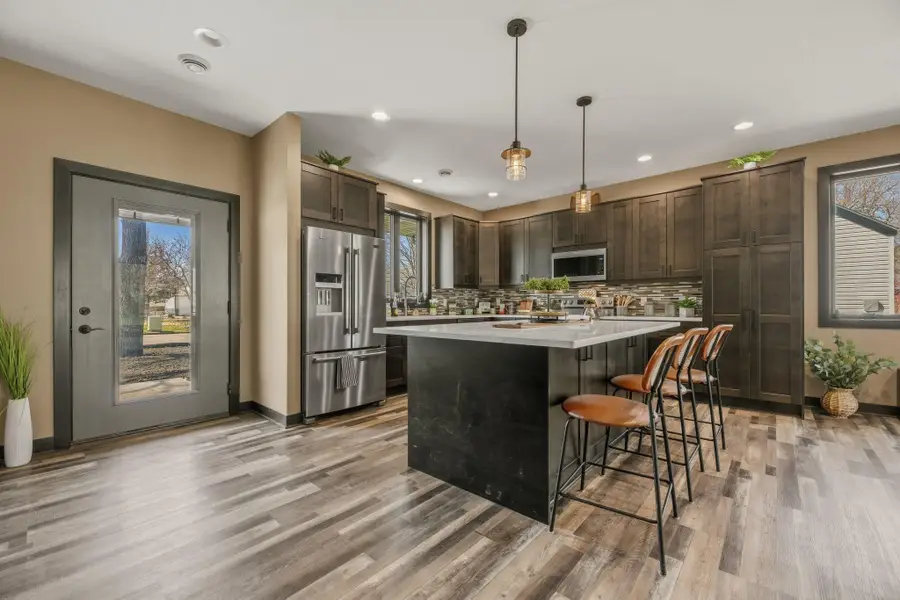 527 Miller Ave Sw, Hutchinson, MN 55350 - #3