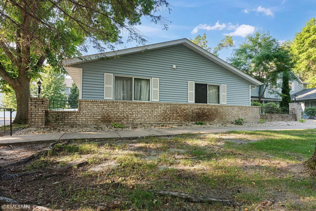 1202 W Royal Oaks Drive, Saint Paul, MN 55126 - #1