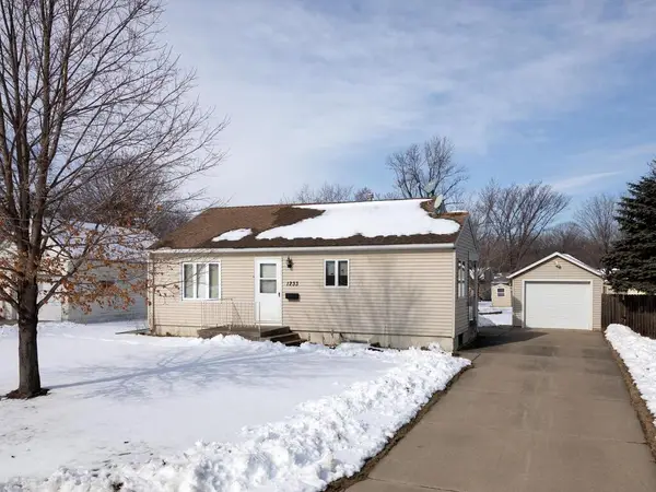 1233 Parallel Street, Chaska, MN 55318