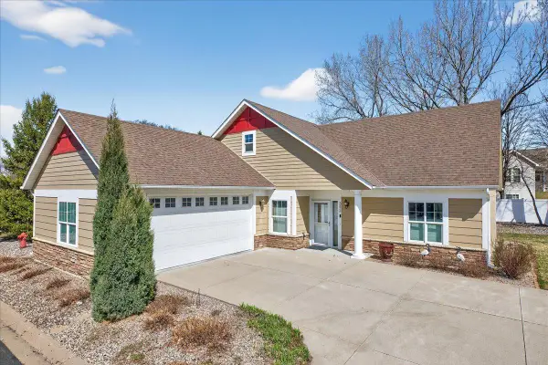 342 E Travelers Trail, Burnsville, MN 55337