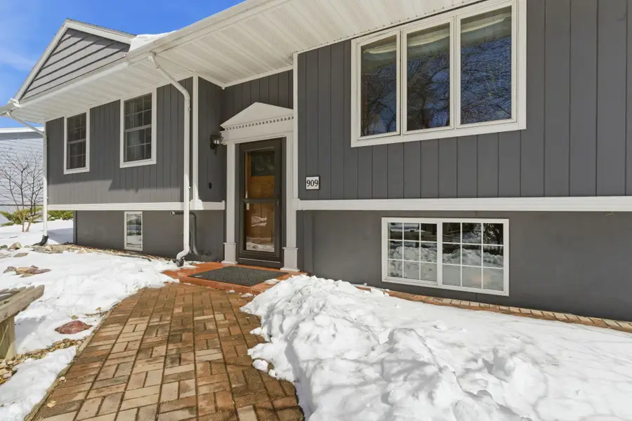 909 16th Street Sw, Willmar, MN 56201 - #3