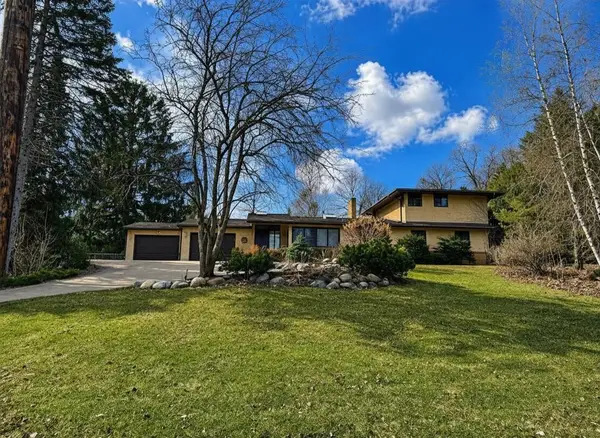 2730 County Road F E, Saint Paul, MN 55110