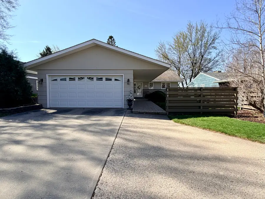809 W Lake Avenue, Worthington, MN 56187 - #2