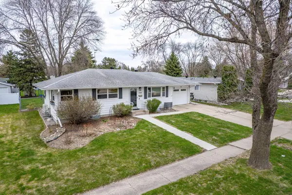 2320 10th Street S, Fargo, ND 58103