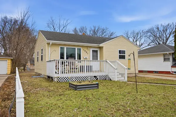 1321 9th Avenue S, Moorhead, MN 56560