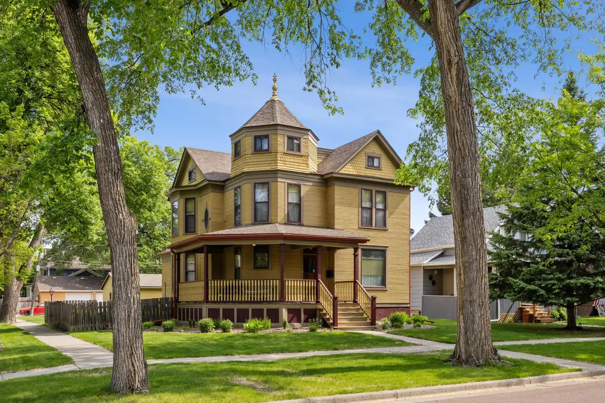 1121 4th Avenue S, Fargo, ND 58103 - #1