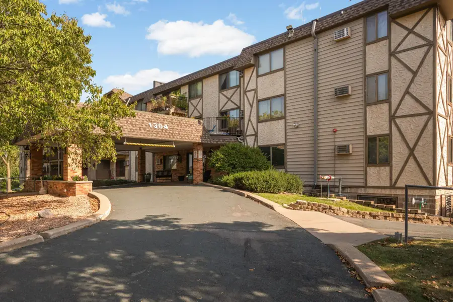 1304 W Medicine Lake Drive #202, Plymouth, MN 55441 - #2