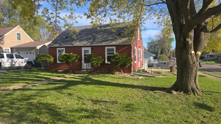1302 W Clark Street, Albert Lea, MN 56007 - #2