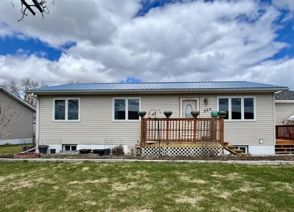 305 Lincoln Street Se, Warroad, MN 56763