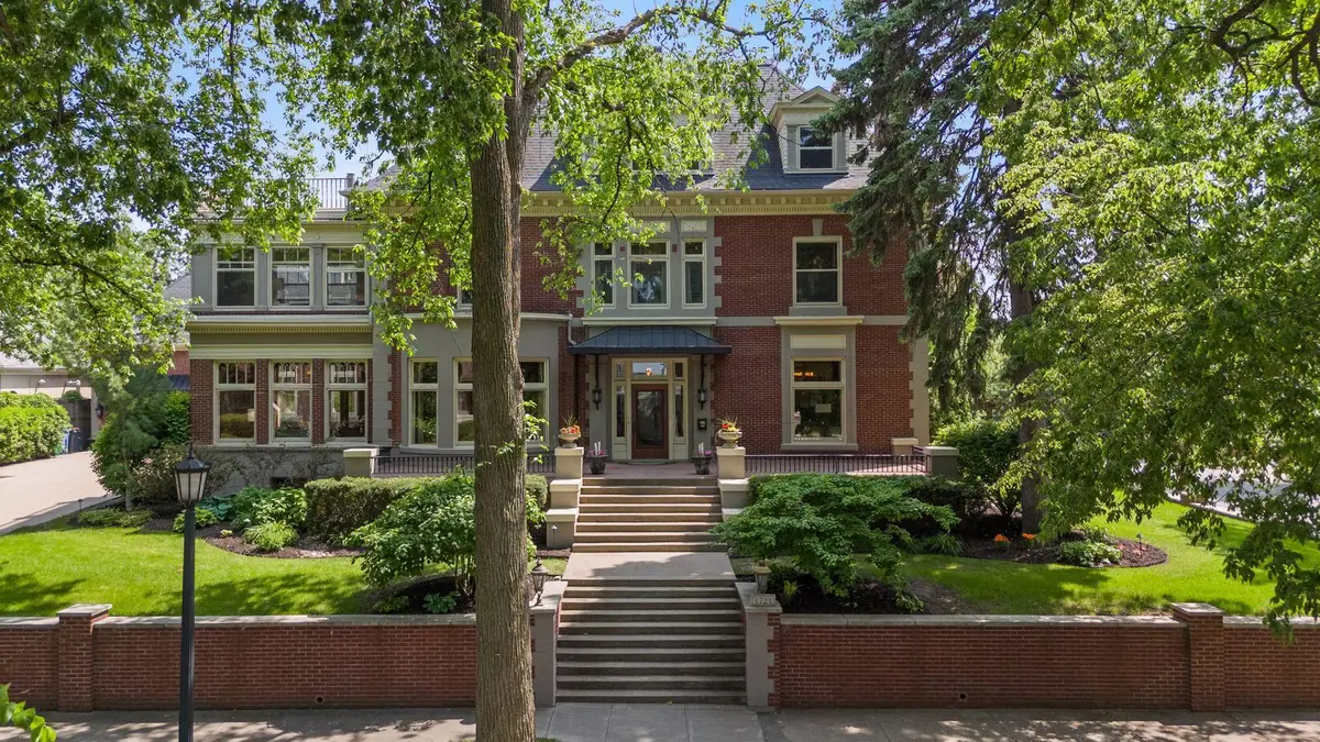 1721 Mount Curve Avenue, Minneapolis, MN 55403 - #1