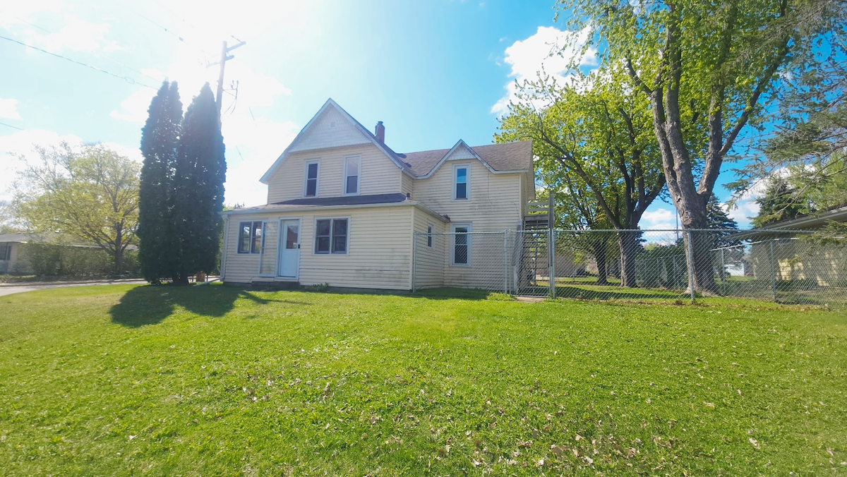 325 E Court Street, Belle Plaine, MN 56011 - #1