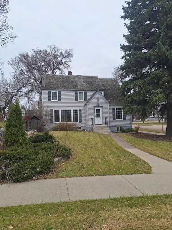 911 Emmerling Avenue, Walhalla, ND 58282