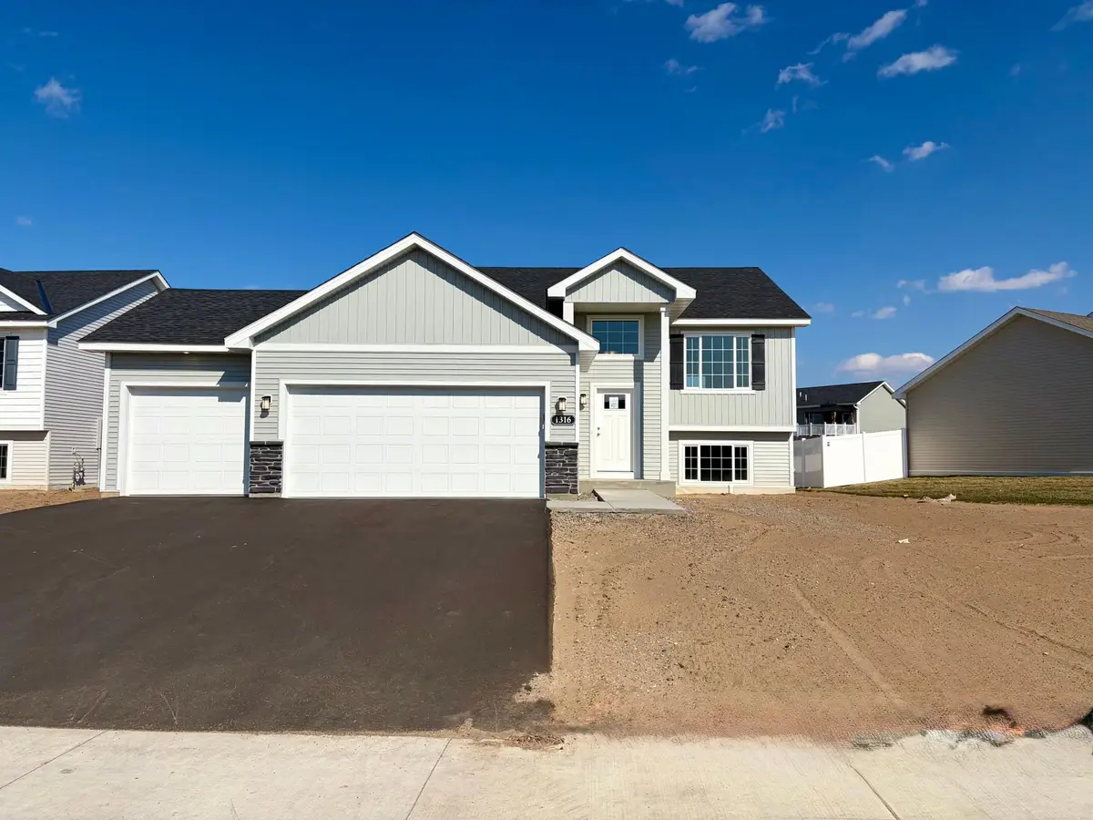 1404 Woods Road Ne, Isanti, MN 55040 - #1