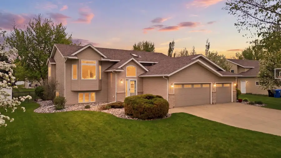 3327 46 Avenue S, Fargo, ND 58104 - #3