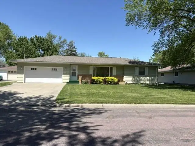 225 8th Avenue Se, Waseca, MN 56093 - #1