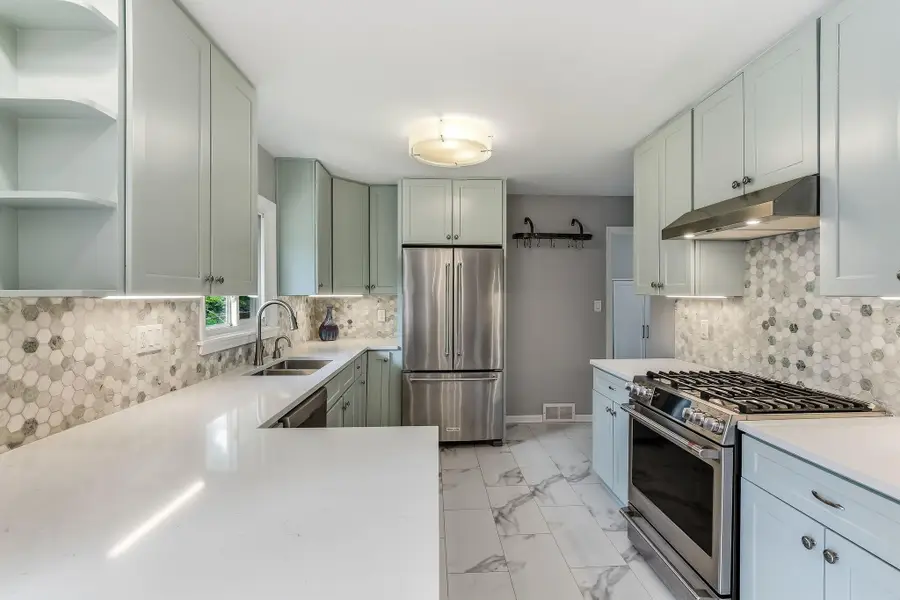 676 Shryer Avenue W, Saint Paul, MN 55113 - #2