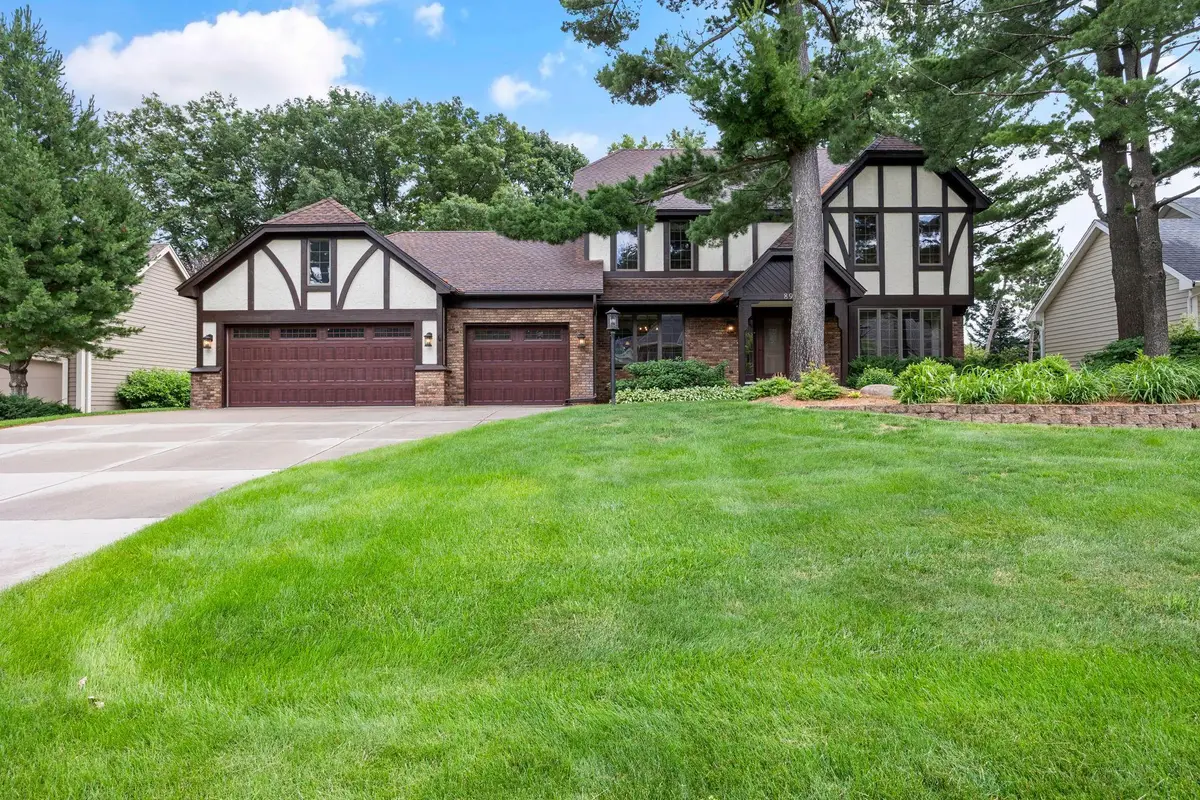 8941 Hunters Trail, Woodbury, MN 55125 - #1