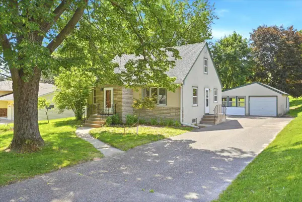 568 Shryer Avenue W, Saint Paul, MN 55113