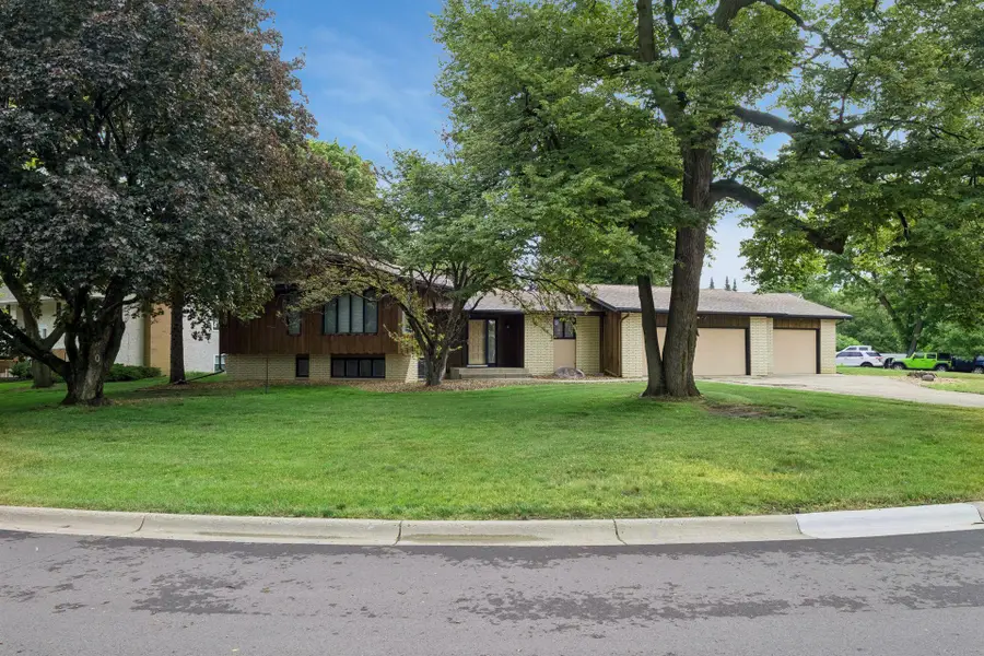 1062 Crestview Drive S, Saint Paul, MN 55119 - #2