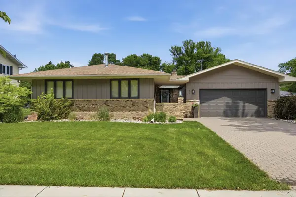 86 35th Avenue Ne, Fargo, ND 58102
