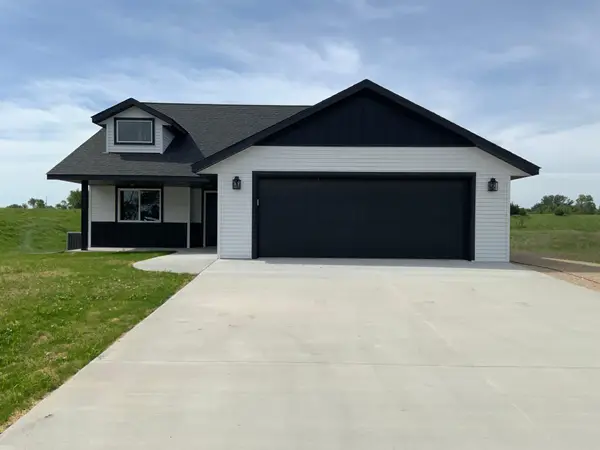 7 Cottonwood Lake Boulevard, Windom, MN 56101