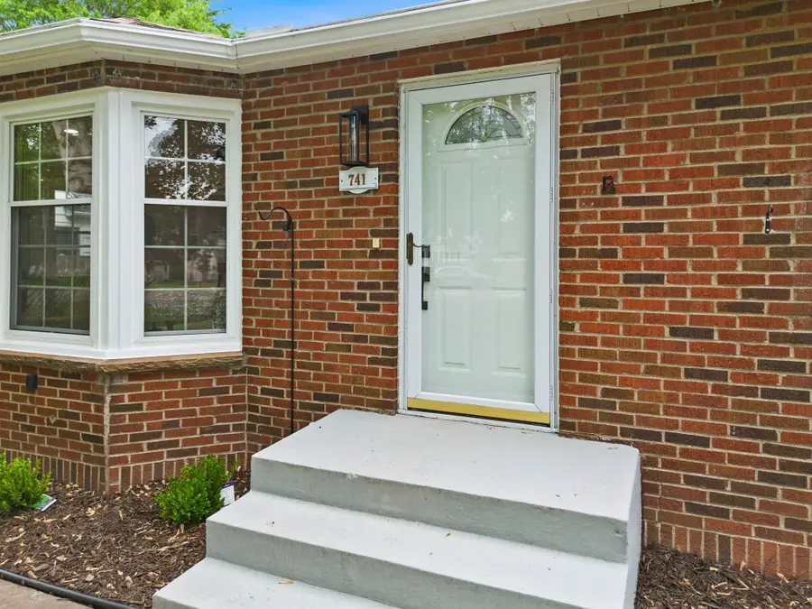 741 Roselawn Avenue E, Saint Paul, MN 55117 - #2