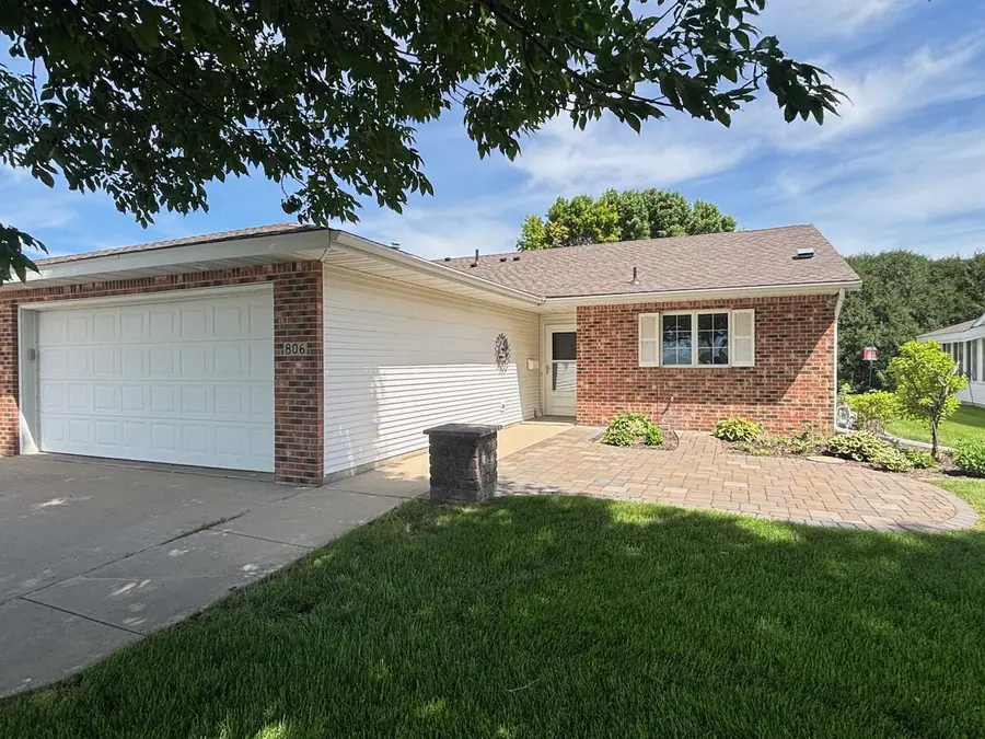 806 28th Avenue Sw, Willmar, MN 56201 - #2
