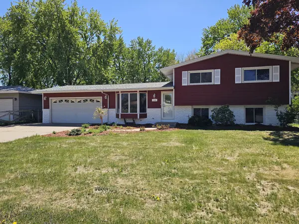 748 82nd Avenue Ne, Spring Lake Park, MN 55432