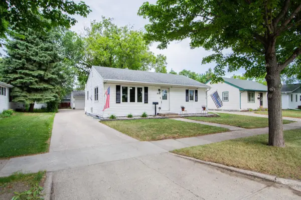 805 13th Street N, Moorhead, MN 56560
