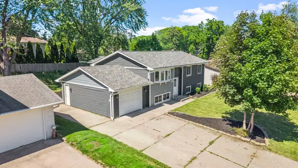 2090 Carnelian Lane, Saint Paul, MN 55122
