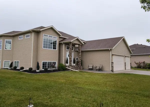 5002 45th Avenue S, Fargo, ND 58104