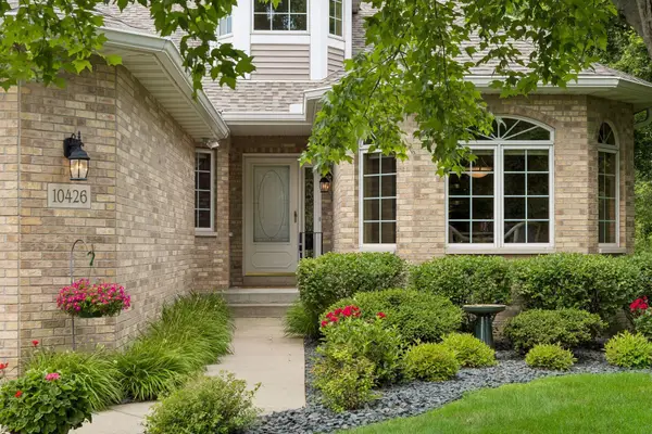 10426 Eagle Pointe Circle, Woodbury, MN 55129