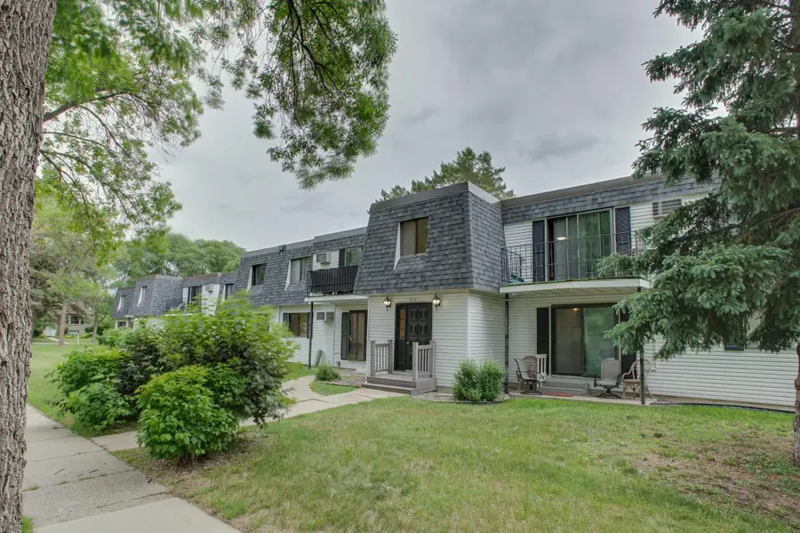210 35th Avenue N #9, Fargo, ND 58102 - #2