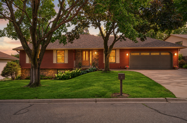 108 Knoll Circle E, Burnsville, MN 55337
