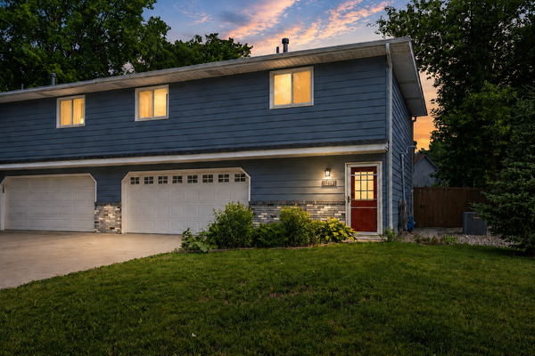 1276 County Road C E, Maplewood, MN 55109