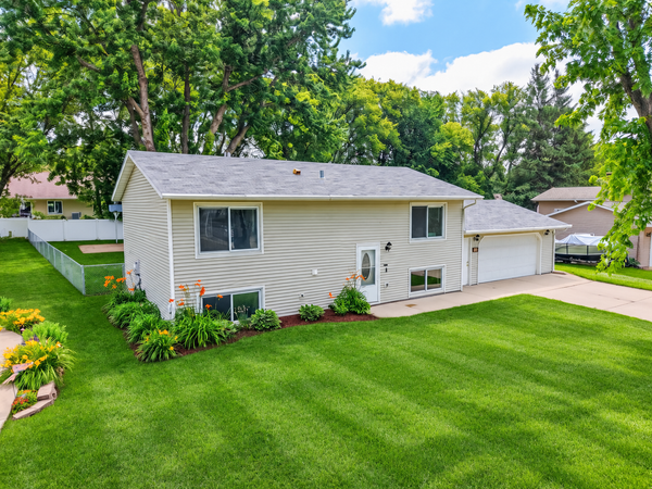 411 11th Avenue Se, Faribault, MN 55021