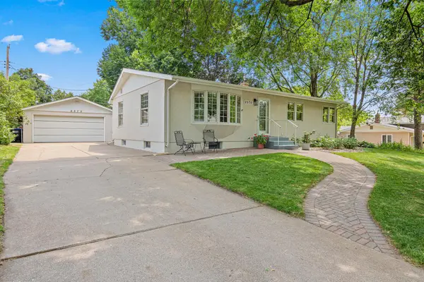 2570 Avon Street N, Roseville, MN 55113