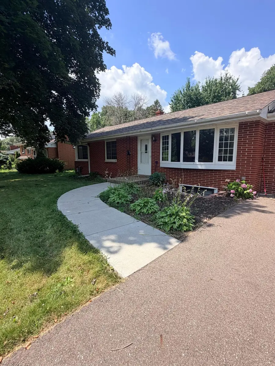 2597 Southlawn Drive, Saint Paul, MN 55109 - #2