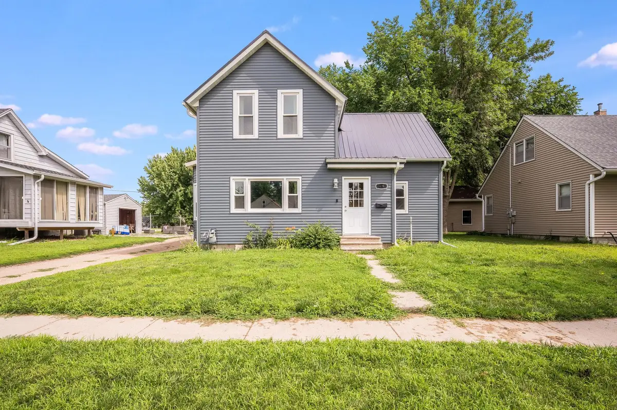 319 E 10th Street, Blue Earth, MN 56013 - #1