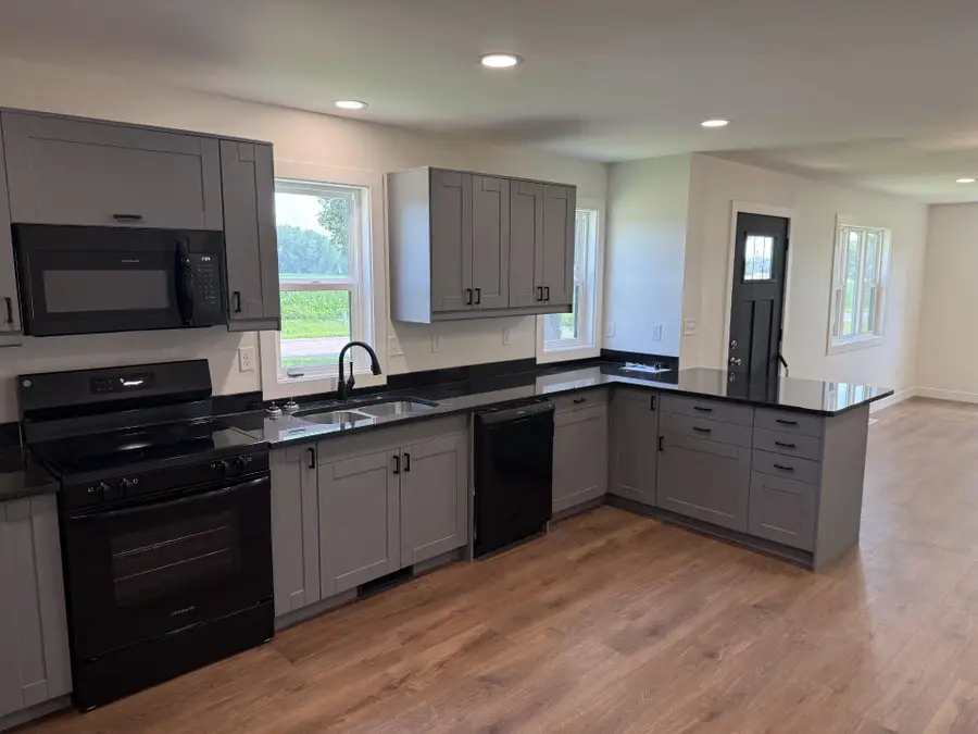 1050 Bluff Street Ne, Hutchinson, MN 55350 - #2