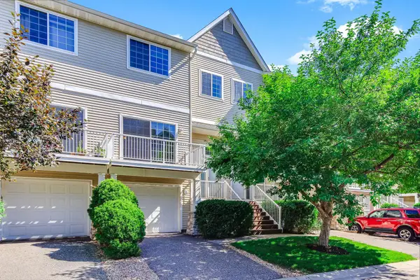 428 Willoughby Way W, Hopkins, MN 55305