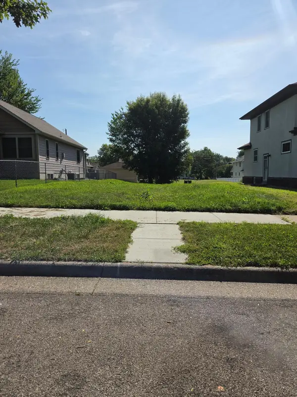 1722 Thomas Avenue N, Minneapolis, MN 55411