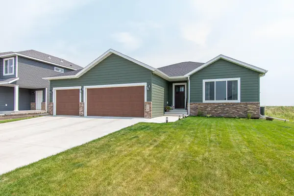 418 Lionheart Drive, Horace, ND 58047