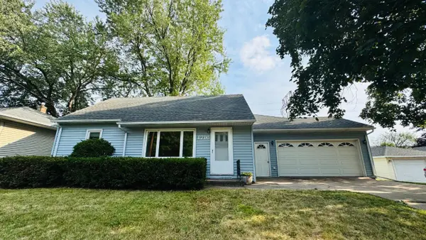 1716 Oakcrest Avenue, Roseville, MN 55113