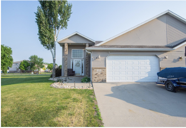 3221 11th Avenue S, Moorhead, MN 56560