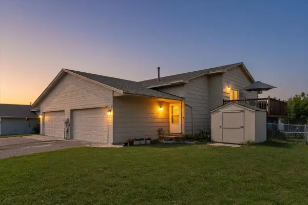 7194 Upper 17th Street N, Oakdale, MN 55128
