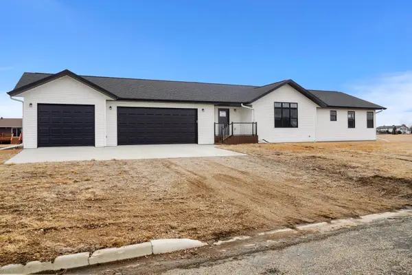 208 4th St Nw, Gwinner, ND 58040