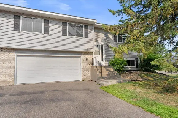 2823 Wimbledon Ridge, Woodbury, MN 55125
