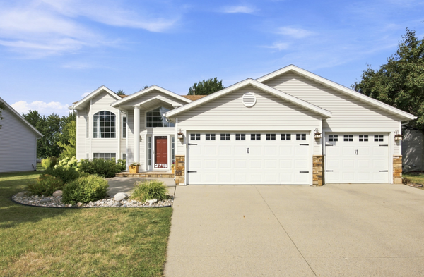 2715 32nd Street S, Fargo, ND 58103